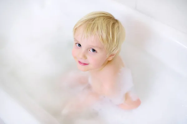 Lindo niño tomando una espuma burbuja baño vista desde arriba . — Foto de Stock