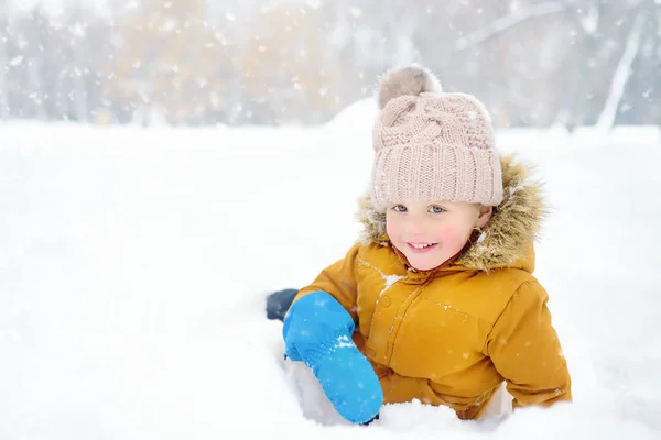 Маленький хлопчик розважається в снігу — стокове фото