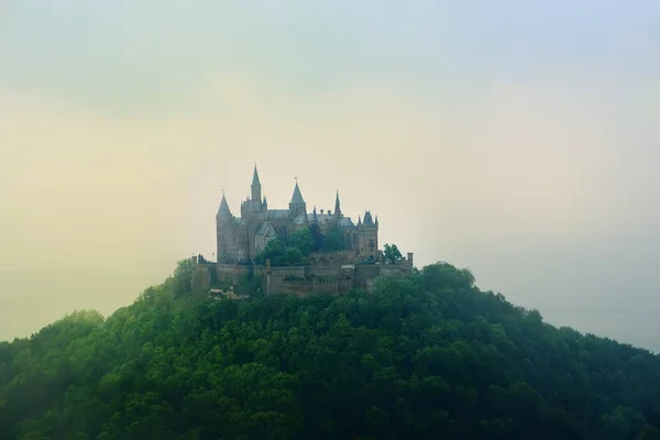 Vista aérea del famoso castillo de Hohenzollern en el nebuloso día de primavera o verano . — Foto de Stock