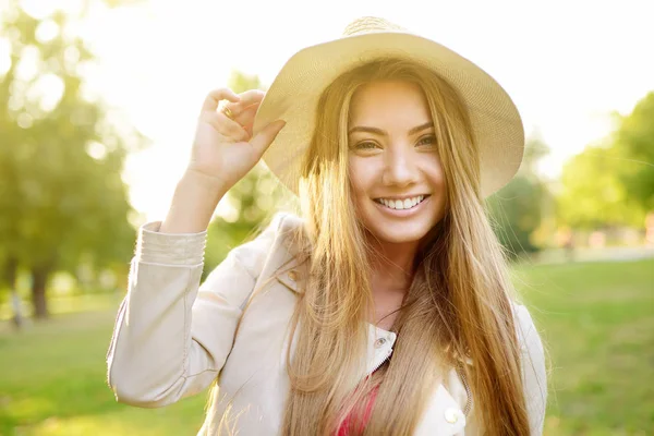 Keyifli genç kadının açık hava portresi. Büyüleyici beyaz kız güneşli bir günde gezintiye — Stok fotoğraf