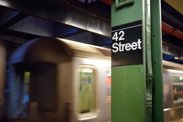 Señal de la estación de metro 42 del metro en Nueva York — Foto de Stock