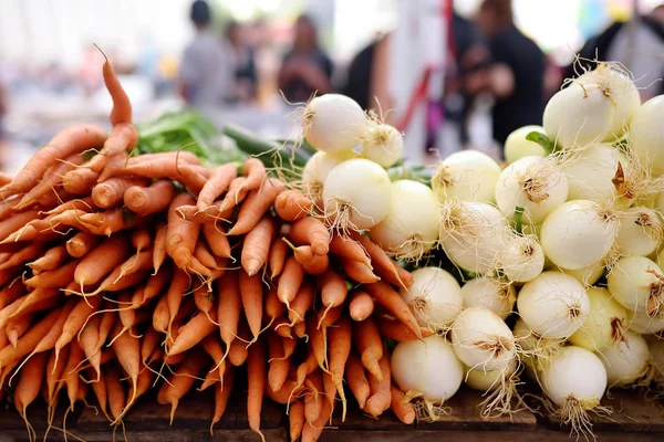 Čerstvá, zdravá organická mrkev a cibule na zemědělském trhu v New Yorku — Stock fotografie