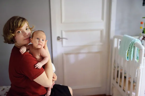 年轻的母亲与新生的婴孩在家 — 图库照片