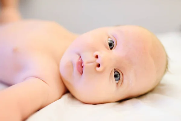Aranyos baba fiú feküdt az ágyban Vértes — Stock Fotó