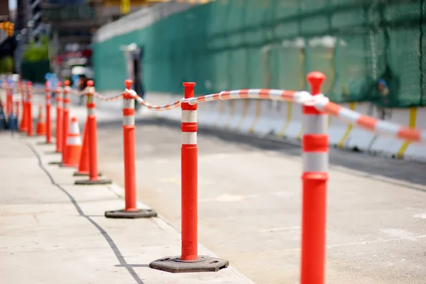 Esgrima rodoviária durante obras de estrada em Nova York Street no dia ensolarado de verão . — Fotografia de Stock