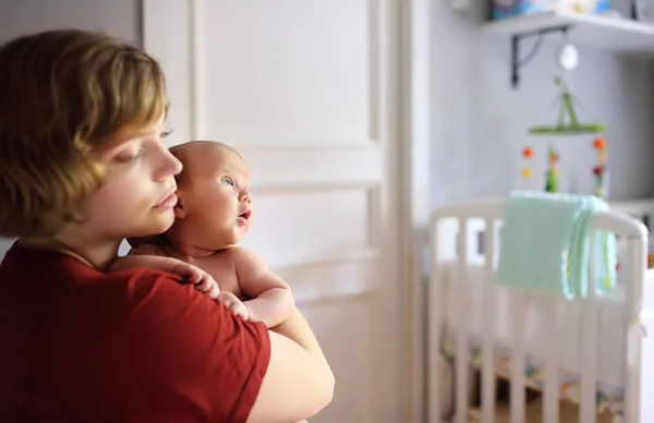 Giovane madre con neonato a casa — Foto Stock