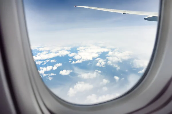 Vista de la tierra desde la ventana del avión. Montañas visibles, lagos, ríos y nubes sobre ellos. Vista de ángulo alto. Puesta de sol . — Foto de Stock