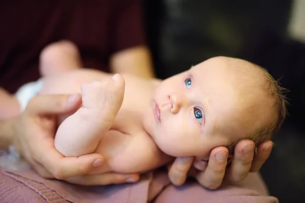 Closeup retrato de bebê recém-nascido bonito deitado em seus braços de seu pai — Fotografia de Stock