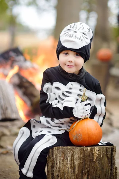 Маленький хлопчик у страшному скелетному костюмі на вечірці святкування Хеллоуїна в лісі . — стокове фото