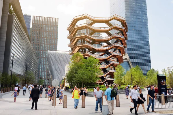 New York, USA-9 juli 2019: Vessel (arkitekt Thomas Heatherwick), Hudson yards trappa, på Hudson yards-distriktet på Manhattan på sommardagen. — Stockfoto