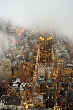 Yağmurlu ve bulutlu bir akşamnew york siluetinin üst görünümü. Sisin içinde Nyc gökdelenler. Ünlü şehrin muhteşem manzarası