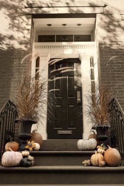 New York caddesinde cadılar bayramı için kabak ile süslenmiş bir ön kapı ve veranda tipik tonda retro tarzı fotoğraf.