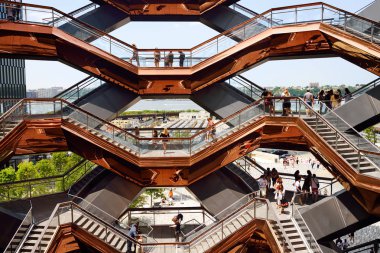 New York, Abd - 9 Temmuz 2019: Gemi (mimar Thomas Heatherwick), Hudson Yards Staircase, manhattan'daki Hudson Yards bölgesinde güneşli yaz gününde.