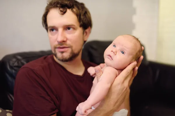 Close Portret Van Schattige Pasgeboren Baby Liggend Armen Van Zijn — Stockfoto