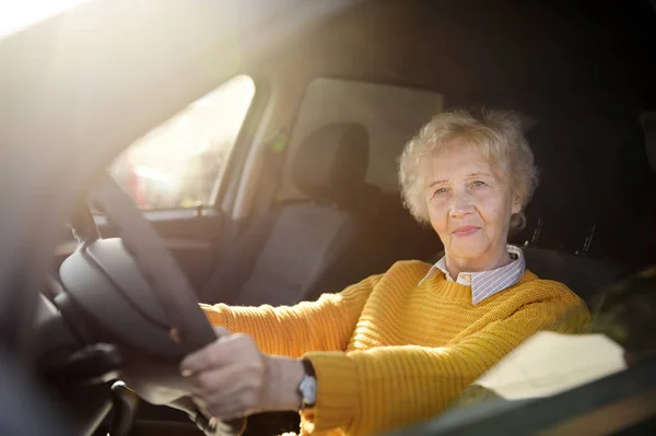 Portrait of a senior business woman learning drive a car. Unsafety drive. — Stock Photo, Image