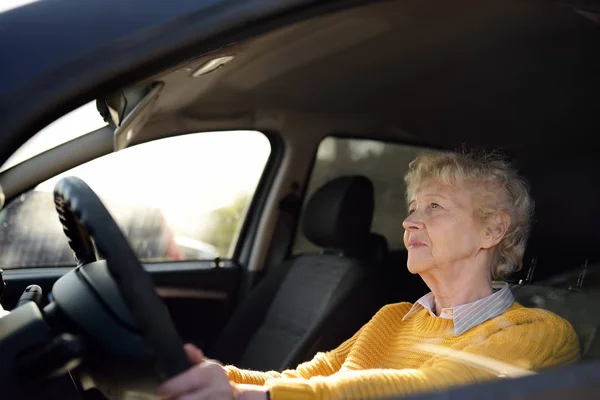 Портрет старшої ділової жінки, яка навчається водити машину. Небезпечний привід . — стокове фото