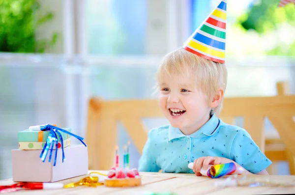 Schattige kleine jongen met plezier en vieren verjaardagsfeestje met Col — Stockfoto