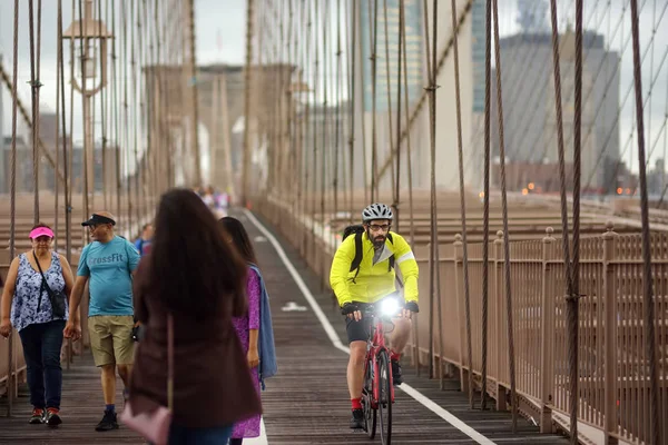 NOVA IORQUE, EUA - 12 DE JULHO DE 2019: Os pedestres caminham sobre a Ponte do Brooklyn ao pôr-do-sol. Brooklyn Bridge de Nova York para Brooklyn . — Fotografia de Stock