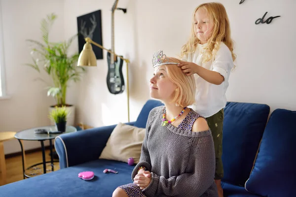 Jeune mère et sa fille mignonne jouant salon de beauté ensemble — Photo