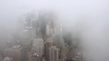 Yağmurlu ve bulutlu bir günde New York siluetinin en iyi görünümü. Sisin içinde Nyc gökdelenler. Ünlü şehrin muhteşem manzarası