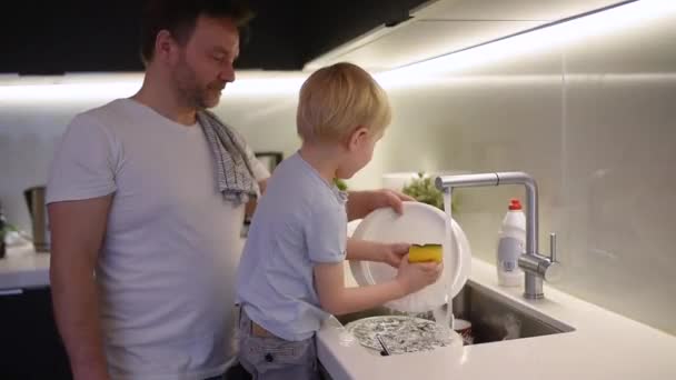 Ένα Αγοράκι Που Πλένει Βρώμικα Πιάτα Παιδί Καθαρίζει Σερβίτσια Ενώ — Αρχείο Βίντεο