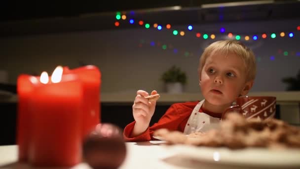 Süße Kleine Junge Essen Hausgemachte Plätzchen Und Trinken Heißen Kakao — Stockvideo