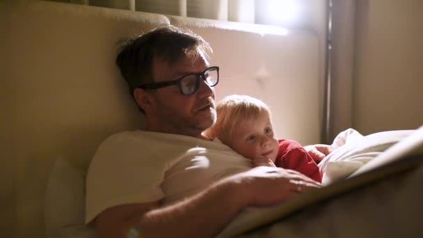 Padre Leyendo Cuentos Hora Acostarse Papá Poniendo Hijo Dormir Tiempo — Vídeos de Stock