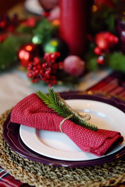 Mesa de Natal com grinalda e velas vermelhas. Eva Natal . — Fotografia de Stock