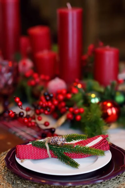 Mesa de Natal com grinalda e velas vermelhas. Eva Natal . — Fotografia de Stock