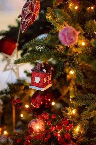 Ramo di albero di Natale è decorare con cono, bagattelle, bacche e ghirlanda illuminante. Vigilia di Natale . — Foto Stock