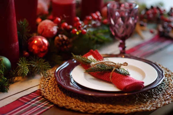 Mesa de Natal com grinalda e velas vermelhas. Eva Natal . — Fotografia de Stock