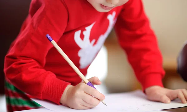 Niño pequeño escribiendo la carta a Santa. Niño sueña con un regalo que puede recibir . —  Fotos de Stock