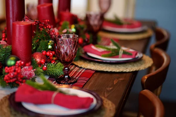 Mesa de Natal com grinalda e velas vermelhas. Eva Natal . — Fotografia de Stock