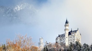 Royal castle Neuschwanstein ve çevresi Bavyera, Almanya (Deutschland muhteşem sahnesi).