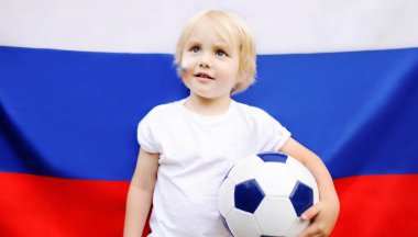 Arka plan üzerinde Rus bayrağı ile şirin küçük çocuk portresi