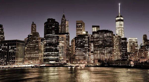 New York City Manhattan centrum skyline 's nachts — Stockfoto