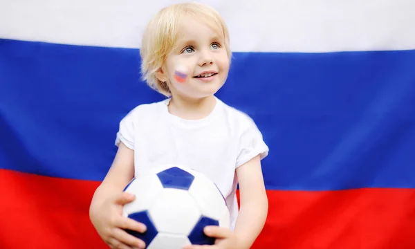 Retrato de menino bonito com bandeira russa no fundo — Fotografia de Stock