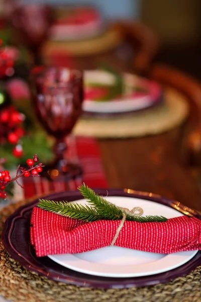 Різдвяний стіл накритий вінком і червоними свічками. Єва Ксмас. — стокове фото