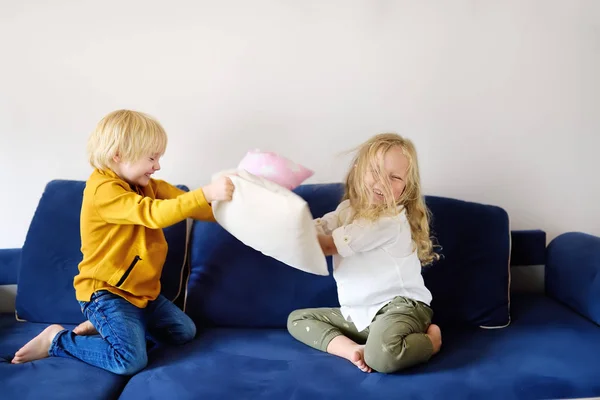 Bataille d'oreillers. Frère et sœur jouent ensemble. Jeux actifs pour les frères et sœurs à la maison . — Photo