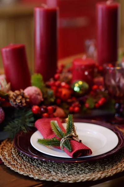 Mesa de Natal com grinalda e velas vermelhas. Eva Natal . — Fotografia de Stock