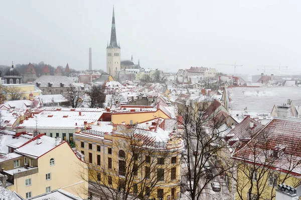 Flygfoto utsikt över Tallinns gamla medeltida stad på vinterdagen. St. Olaf kyrka spira synlig i fjärran. — Stockfoto
