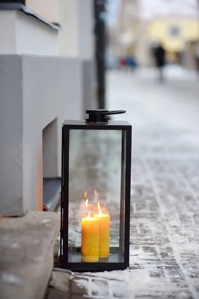 Velké dekorativní svíčky na ulici v zimě Tallinn, Estonsko. — Stock fotografie