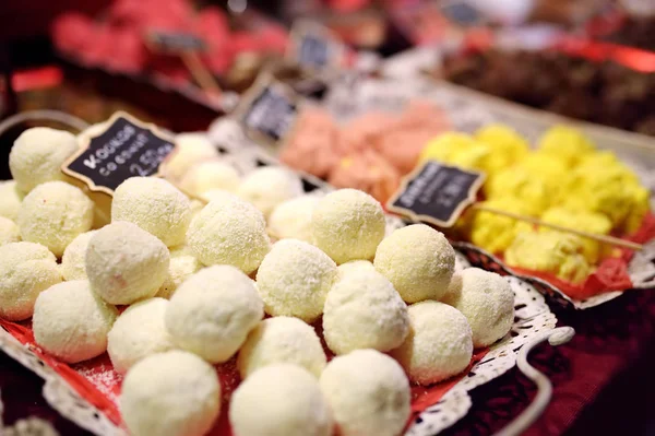 Escolha de doces no mercado tradicional de Natal em Tallinn, Estônia. Doces, biscoitos, pão de gengibre . — Fotografia de Stock