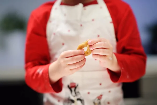 Feliz menino fazer biscoitos durante a temporada de férias. Natal e Ano Novo com crianças . — Fotografia de Stock