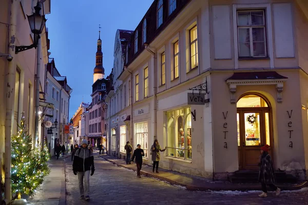 Tallinn, Estonia - 6 gennaio 2019: persone sulla strada del centro storico di Tallinn in serata invernale . — Foto Stock