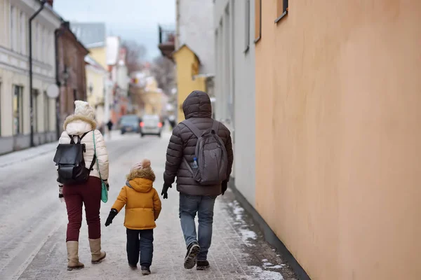 Familie mit Kind auf der Straße von Winter Tallinn. — Stockfoto