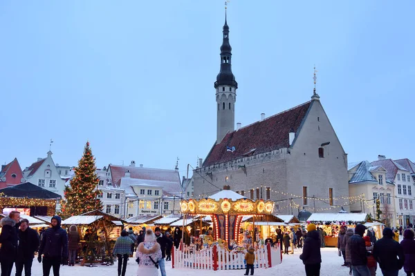 Tallinn, Estland - 6 januari 2019: traditionell gatujulsmarknad en snöig dag på Rådhustorget — Stockfoto