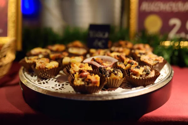 Gesunde süßigkeiten auf dem traditionellen weihnachtsmarkt in tallinn, estland. Süßigkeiten, Kuchen, Cupcakes in der Weihnachtsbäckerei. — Stockfoto