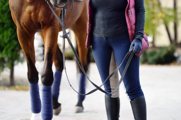 Donna cavaliere prende il suo cavallo per l'allenamento presso il club equestre — Foto Stock