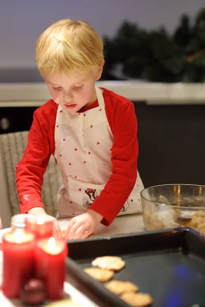 Feliz menino fazer biscoitos durante a temporada de férias. Natal e Ano Novo com crianças . — Fotografia de Stock